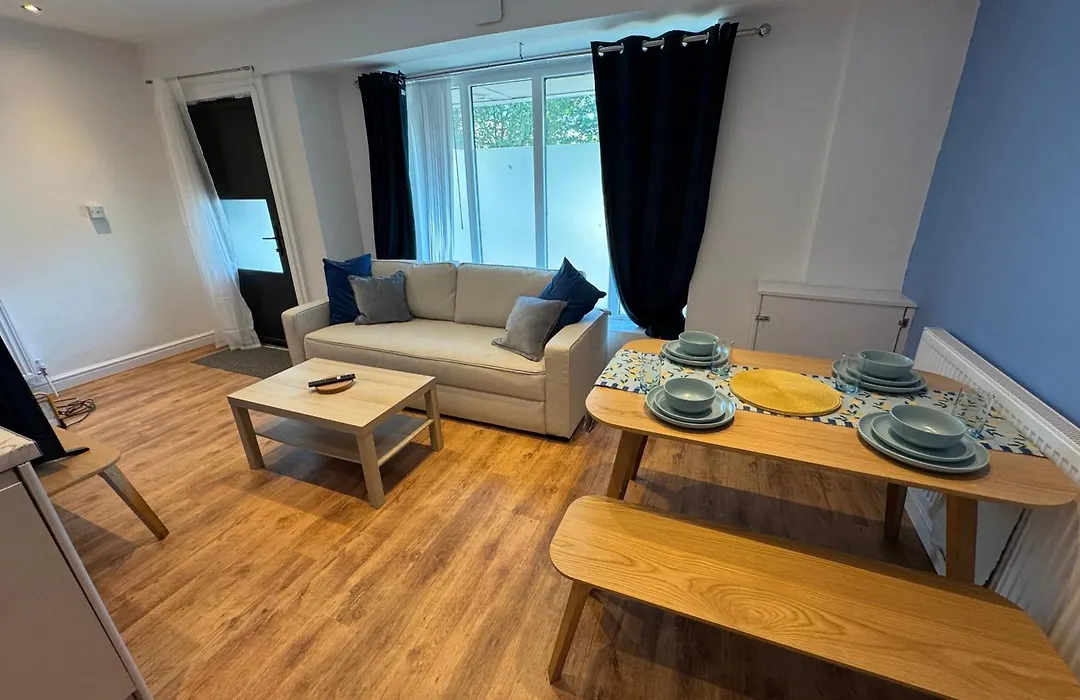 Stretford Apartment - Sleeps 6 - Wifi - Parking - Near Stadium-1