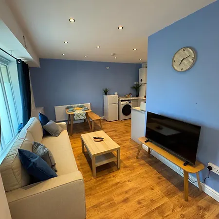 Stretford Apartment - Sleeps 6 - Wifi - Parking - Near Stadium-2